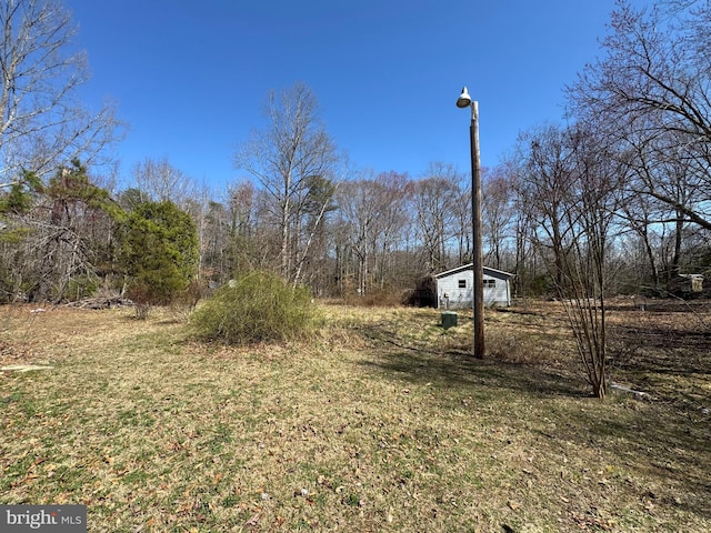 view of yard with an outbuilding