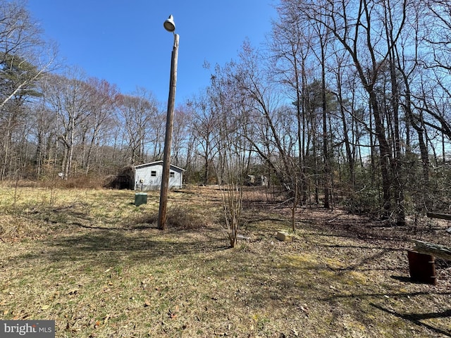 view of yard featuring an outbuilding