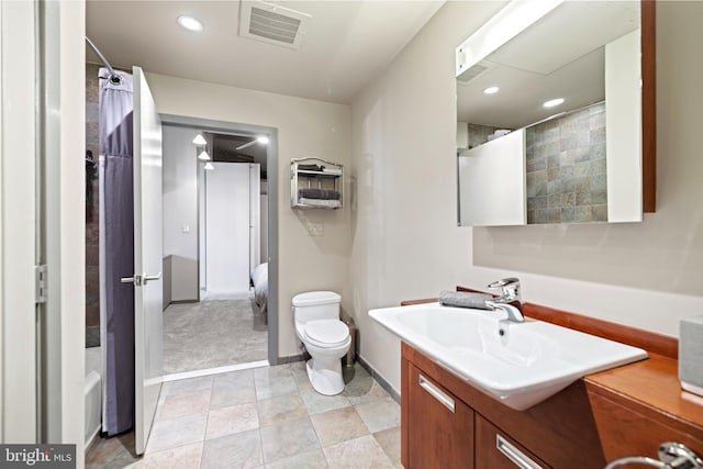 bathroom with toilet, vanity, visible vents, a shower with shower curtain, and baseboards