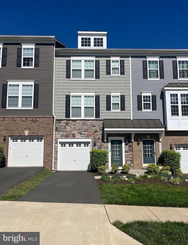 6210 Quinns Creek Dr, Haymarket, VA 20169 - townhome / multi-family property featuring driveway and a garage