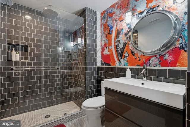 full bath with wallpapered walls, visible vents, a tile shower, and tile walls