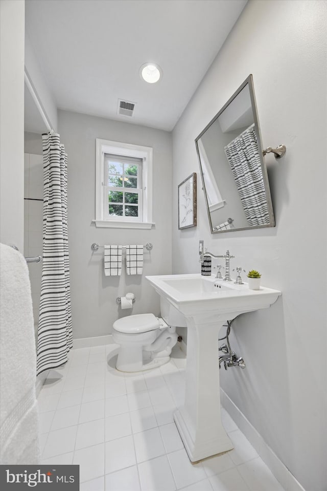 1220 Wendover Rd, Bryn Mawr, PA 19010 - full bath with toilet, curtained shower, visible vents, tile patterned flooring, and baseboards