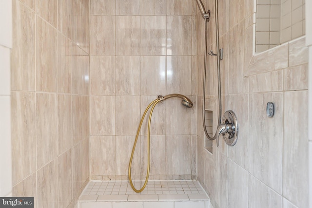 full bathroom featuring tiled shower