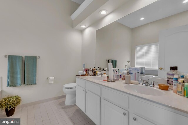 5613 Havenwood Ct, Upper Marlboro, MD 20772 - full bathroom featuring baseboards, double vanity, toilet, recessed lighting, and a sink