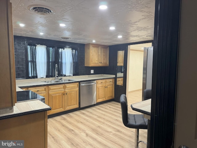 kitchen featuring light wood finished floors, visible vents, recessed lighting, stainless steel appliances, and a sink