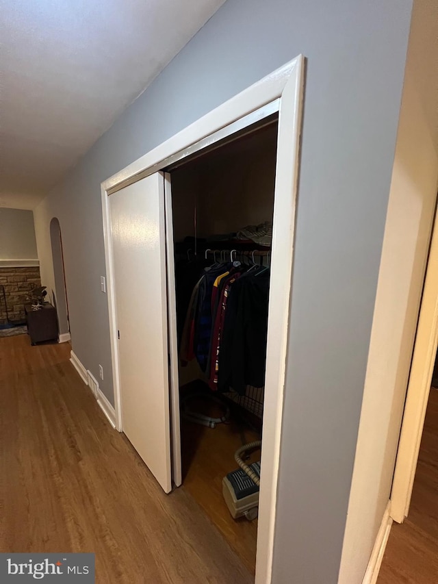 10917 Kemper Dr, Williamsport, MD 21795 - corridor featuring wood finished floors, arched walkways, and baseboards