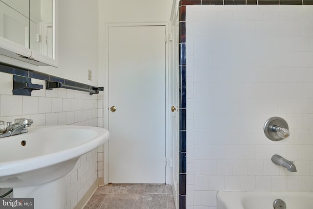 4707 Wrenwood Ave, Baltimore, MD 21212 - full bathroom featuring a sink, tile walls, and washtub / shower combination