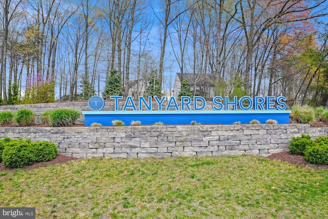 community sign with a yard