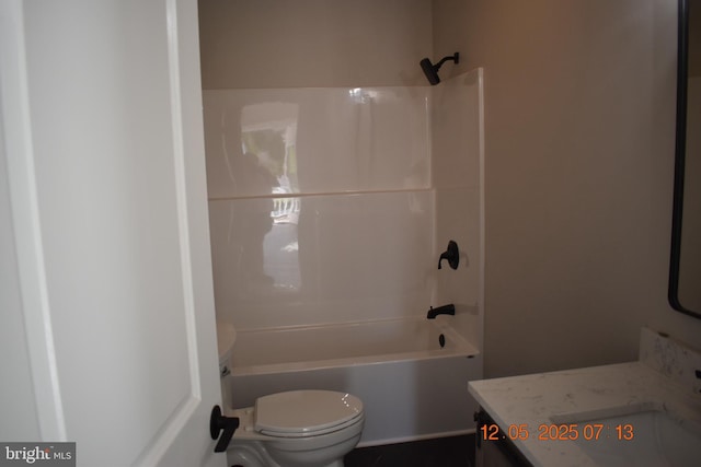 31 Riverview Ave, Chesapeake City, MD 21915 - full bath featuring toilet, vanity, and tub / shower combination