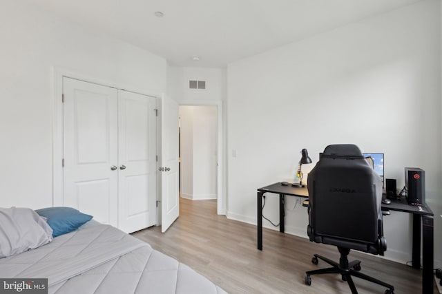 4902 Longmire Way Unit 24, Chantilly, VA 20151 - bedroom with a desk, a closet, light wood finished floors, and baseboards