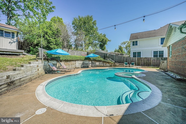 7306 Wayne Dr, Annandale, VA 22003 - view of pool with a patio, a fenced backyard, and a pool with connected hot tub