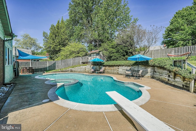 7306 Wayne Dr, Annandale, VA 22003 - view of swimming pool featuring a diving board, a pool with connected hot tub, a fenced backyard, and a patio area