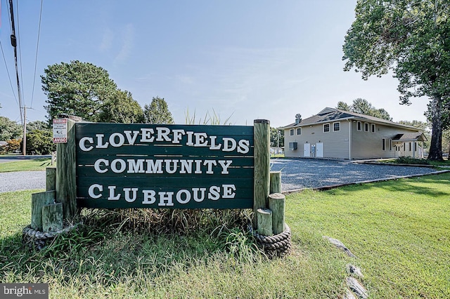 community sign with a yard