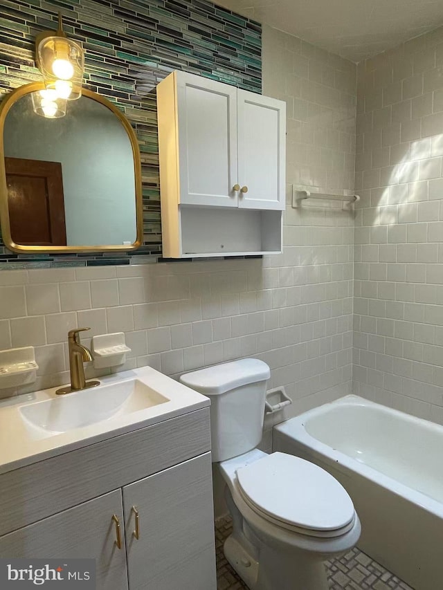 full bathroom featuring vanity, tile walls, toilet, and decorative backsplash