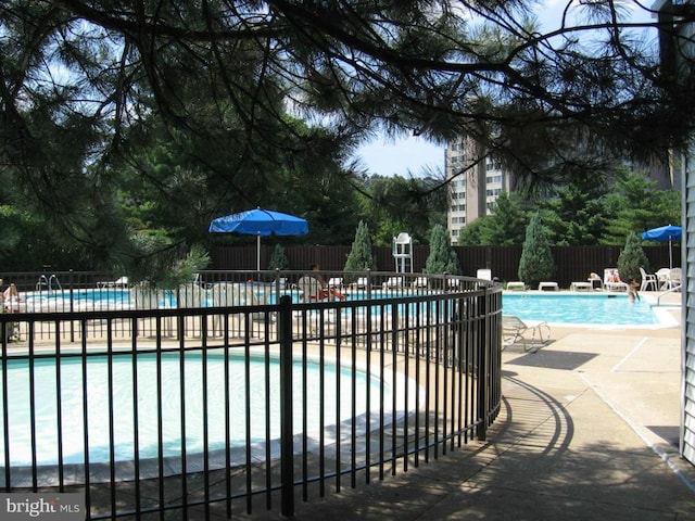5340 Holmes Run Pkwy Unit 1410, Alexandria, VA 22304 - community pool featuring a patio area