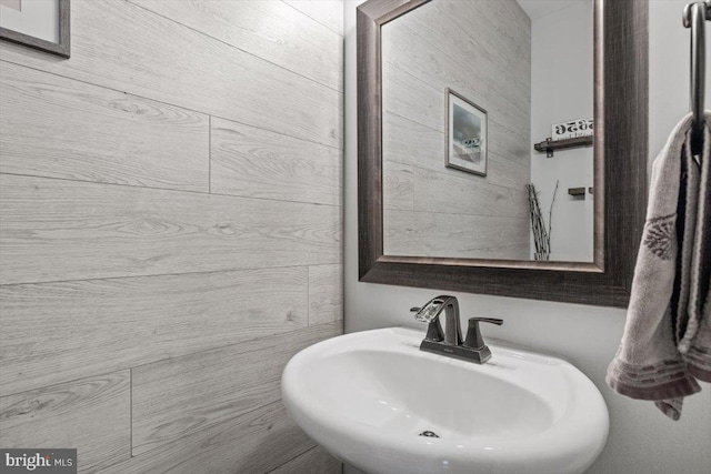 bathroom featuring a sink