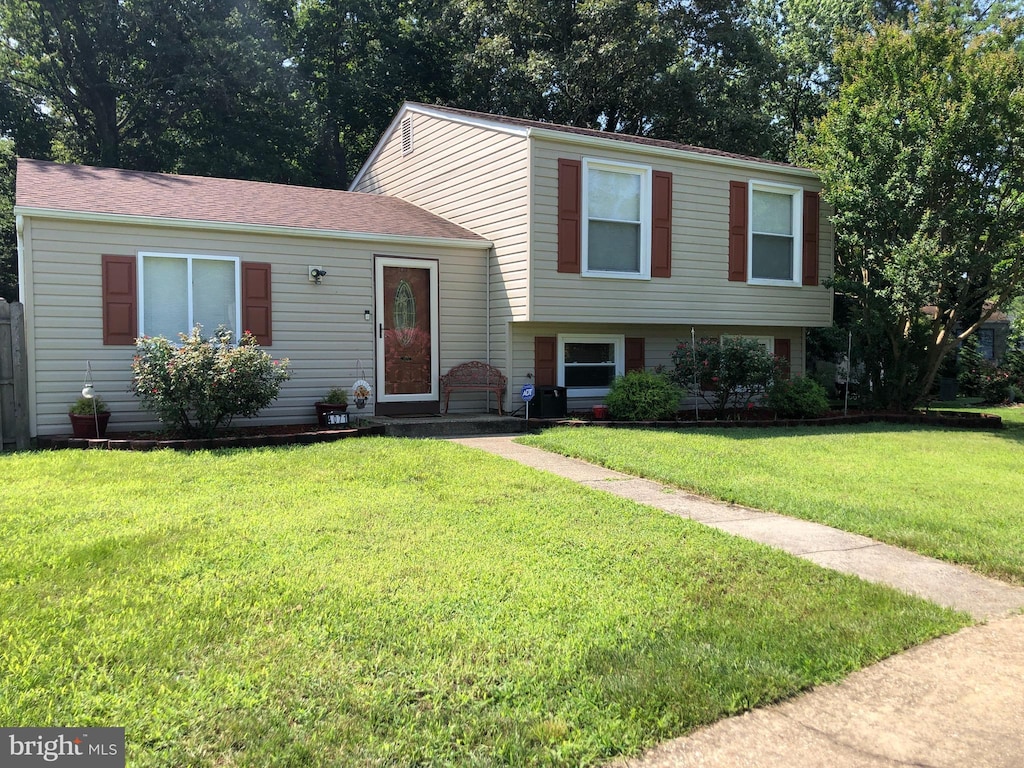 4071 Powell Ct, Waldorf, MD 20602 - tri-level home featuring a front yard