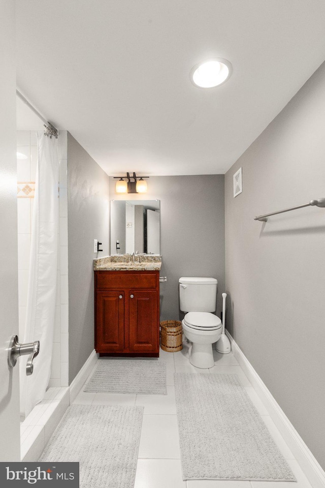 full bathroom featuring toilet, vanity, a shower with shower curtain, and visible vents