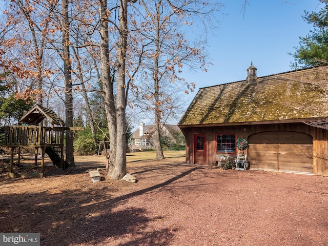 view of outdoor structure featuring driveway and an outdoor structure