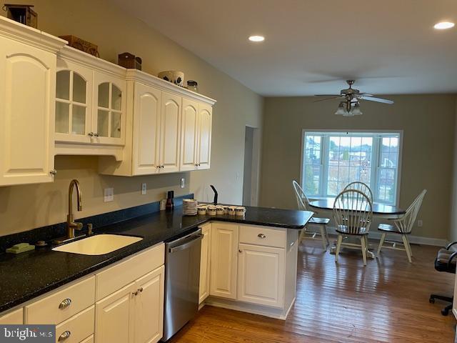 125 Hillview Rd, Kunkletown, PA 18058 - kitchen featuring dishwasher, a ceiling fan, wood finished floors, recessed lighting, and a peninsula