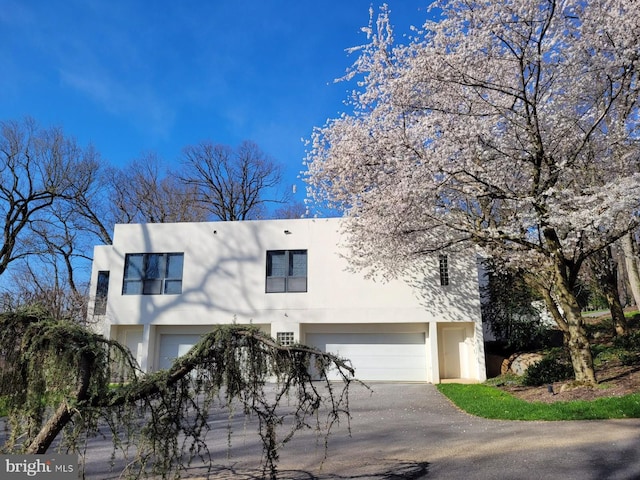 910 Pennwood Cir, Lancaster, PA 17601 - view of front of house with stucco siding, driveway, and a garage