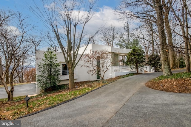 910 Pennwood Cir, Lancaster, PA 17601 - view of side of home with stucco siding
