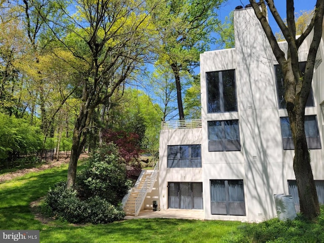 910 Pennwood Cir, Lancaster, PA 17601 - back of property with stucco siding, stairway, a lawn, and a balcony