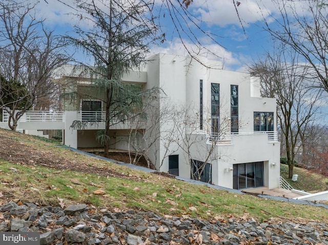 910 Pennwood Cir, Lancaster, PA 17601 - rear view of house with a balcony and stucco siding