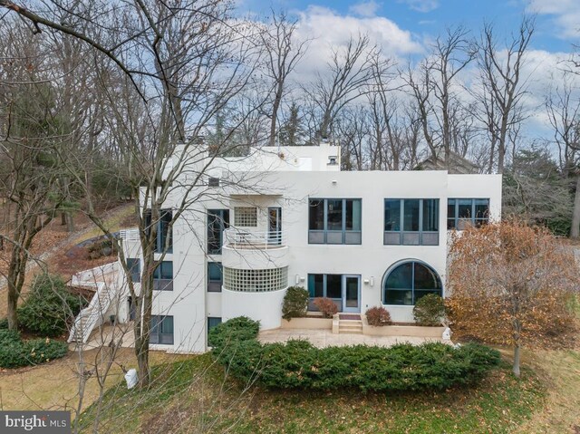 910 Pennwood Cir, Lancaster, PA 17601 - back of property with a balcony, stucco siding, and stairway