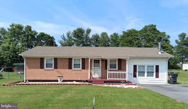 113 Meadowlark Ln, Stephens City, VA 22655 - single story home featuring a front lawn, brick siding, and a porch
