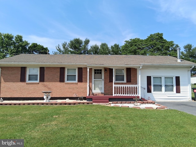 113 Meadowlark Ln, Stephens City, VA 22655 - ranch-style house featuring a porch, a front yard, brick siding, and roof with shingles