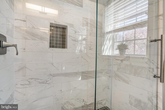 full bathroom featuring a tile shower