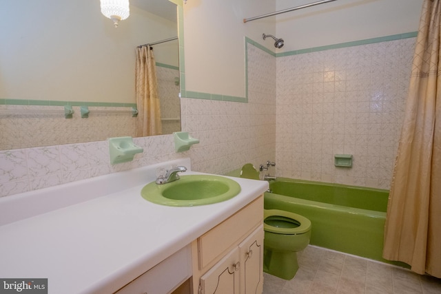 216 Shaw St Unit A10, Frostburg, MD 21532 - full bath with vanity, wainscoting, tile walls, toilet, and shower / tub combo with curtain