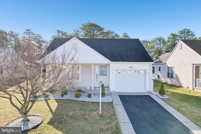 view of front of house featuring driveway, a garage, roof with shingles, and a front yard