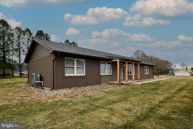 view of front of property with a front yard