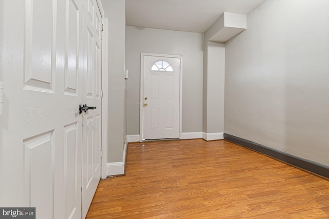 2609 Keyworth Ave, Baltimore, MD 21215 - foyer entrance with light wood finished floors and baseboards