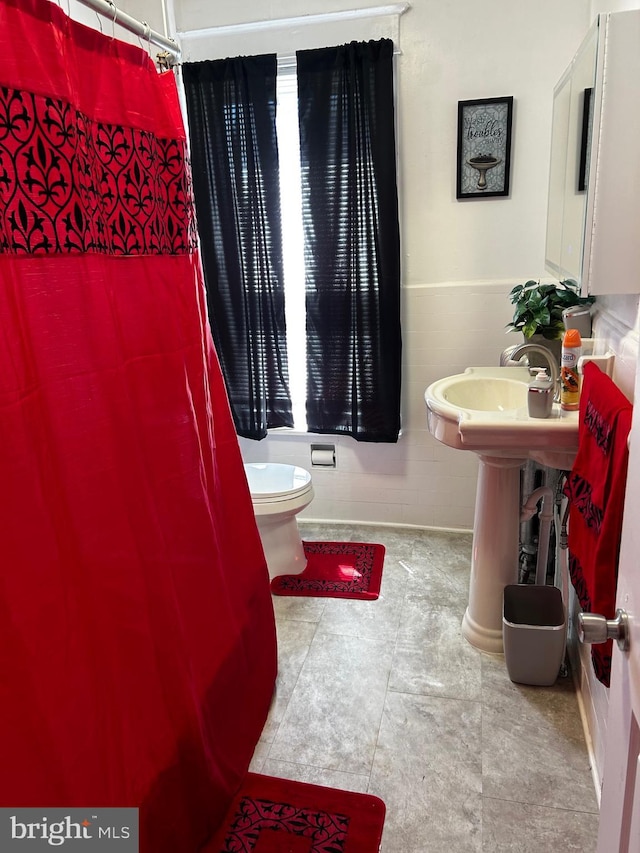 full bath with toilet and curtained shower
