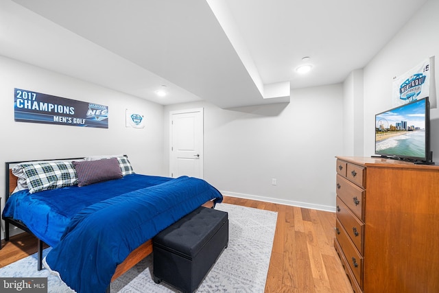 bedroom featuring light wood-style flooring, recessed lighting, and baseboards