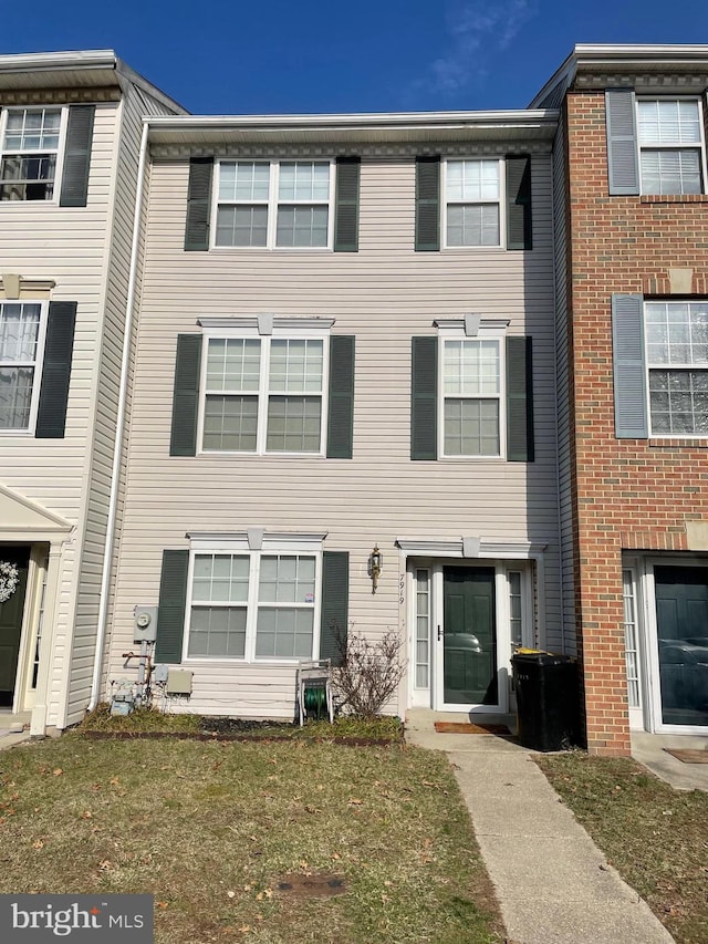 multi unit property featuring a front yard