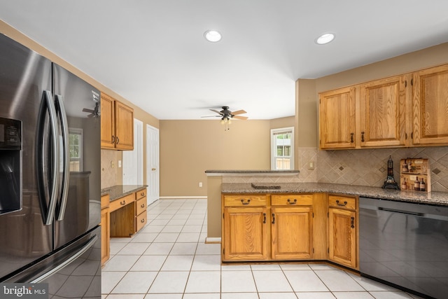 11 Ashbrook Rd, Stafford, VA 22554 - kitchen featuring stainless steel fridge with ice dispenser, dishwashing machine, decorative backsplash, ceiling fan, and a peninsula
