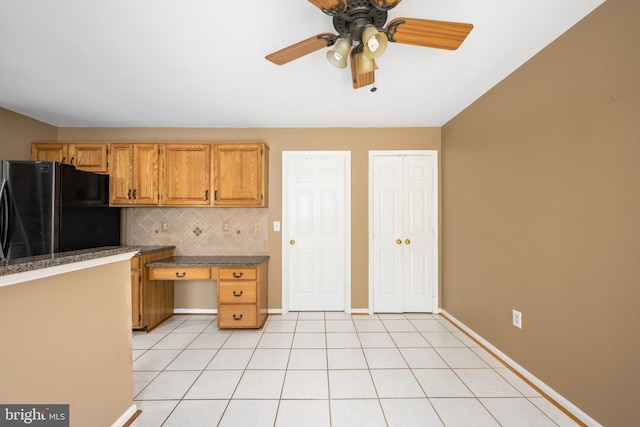 11 Ashbrook Rd, Stafford, VA 22554 - kitchen featuring freestanding refrigerator, backsplash, a ceiling fan, dark countertops, and baseboards
