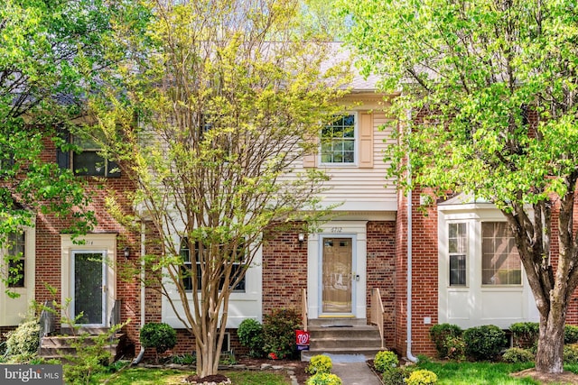 townhome / multi-family property featuring brick siding