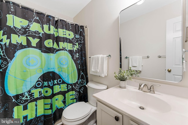 bathroom with toilet, a shower with curtain, and vanity
