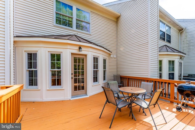 deck featuring outdoor dining space