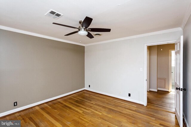 unfurnished room featuring light wood-type flooring, visible vents, ornamental molding, and a ceiling fan