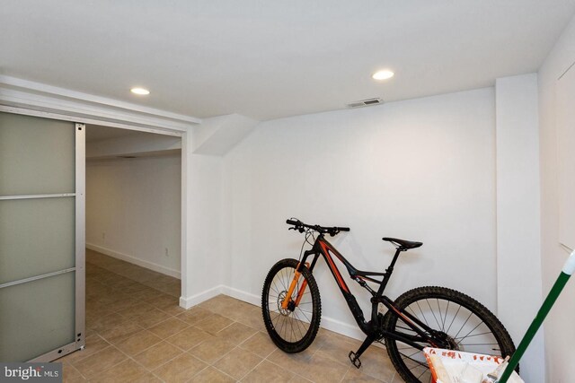 exercise room featuring visible vents, recessed lighting, and baseboards