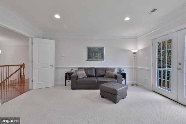 living area featuring crown molding, visible vents, recessed lighting, and carpet flooring