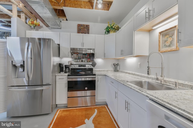 kitchen with white cabinetry, under cabinet range hood, light countertops, a sink, and stainless steel appliances