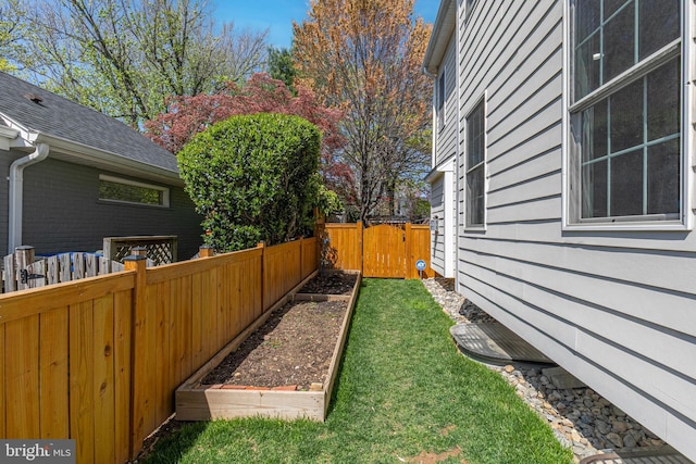 view of yard featuring fence