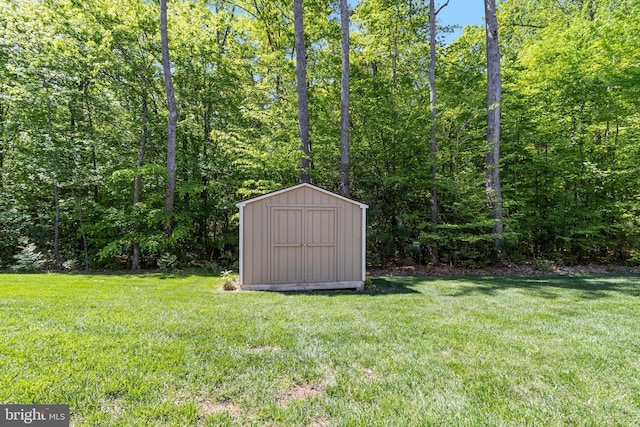 view of yard featuring a storage unit and an outdoor structure